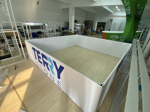 Kare Tavan Tepegöz Ticaret Fuarı Tabelaları Kavisli Kumaş Teşhir Standı